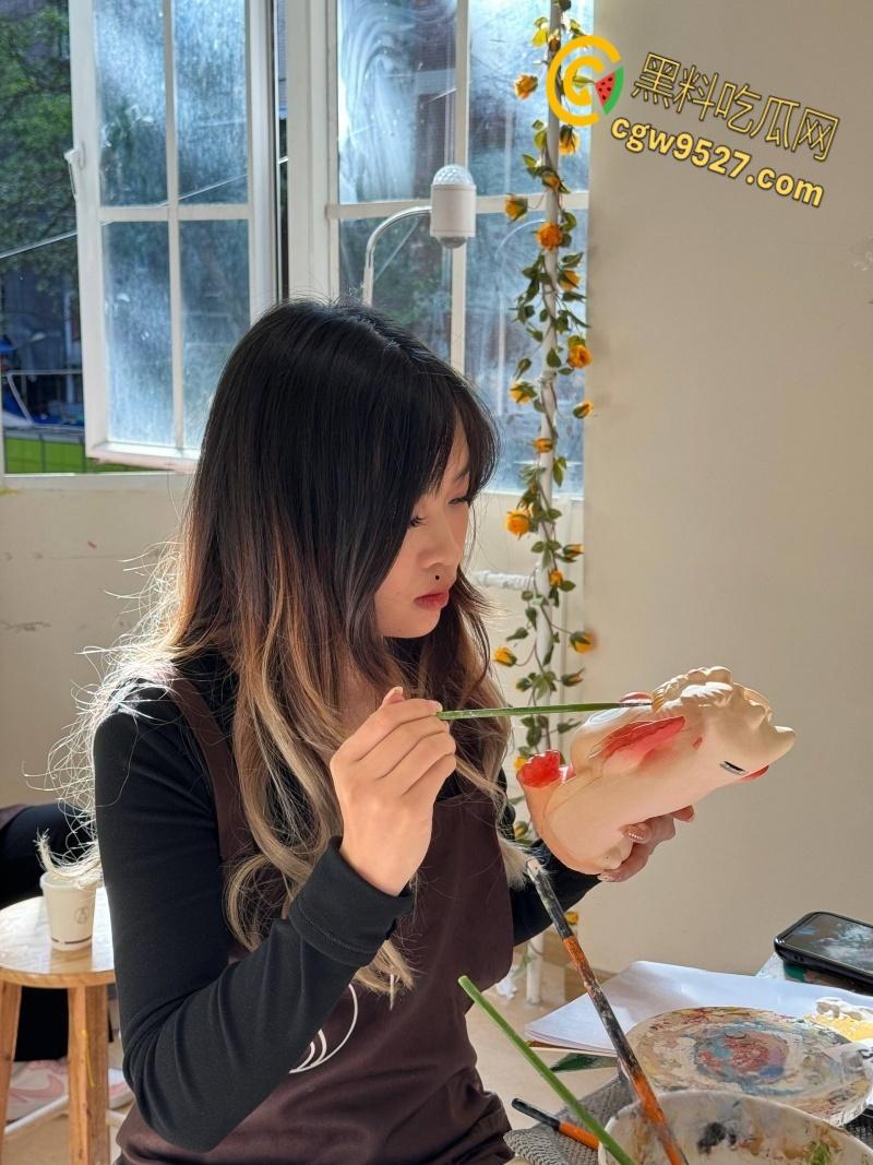 吉林师范学院清纯学妹【张娜】，人前文静人后骚母狗，被按住脖子爆操，操完不满足还用道具接着弄 !