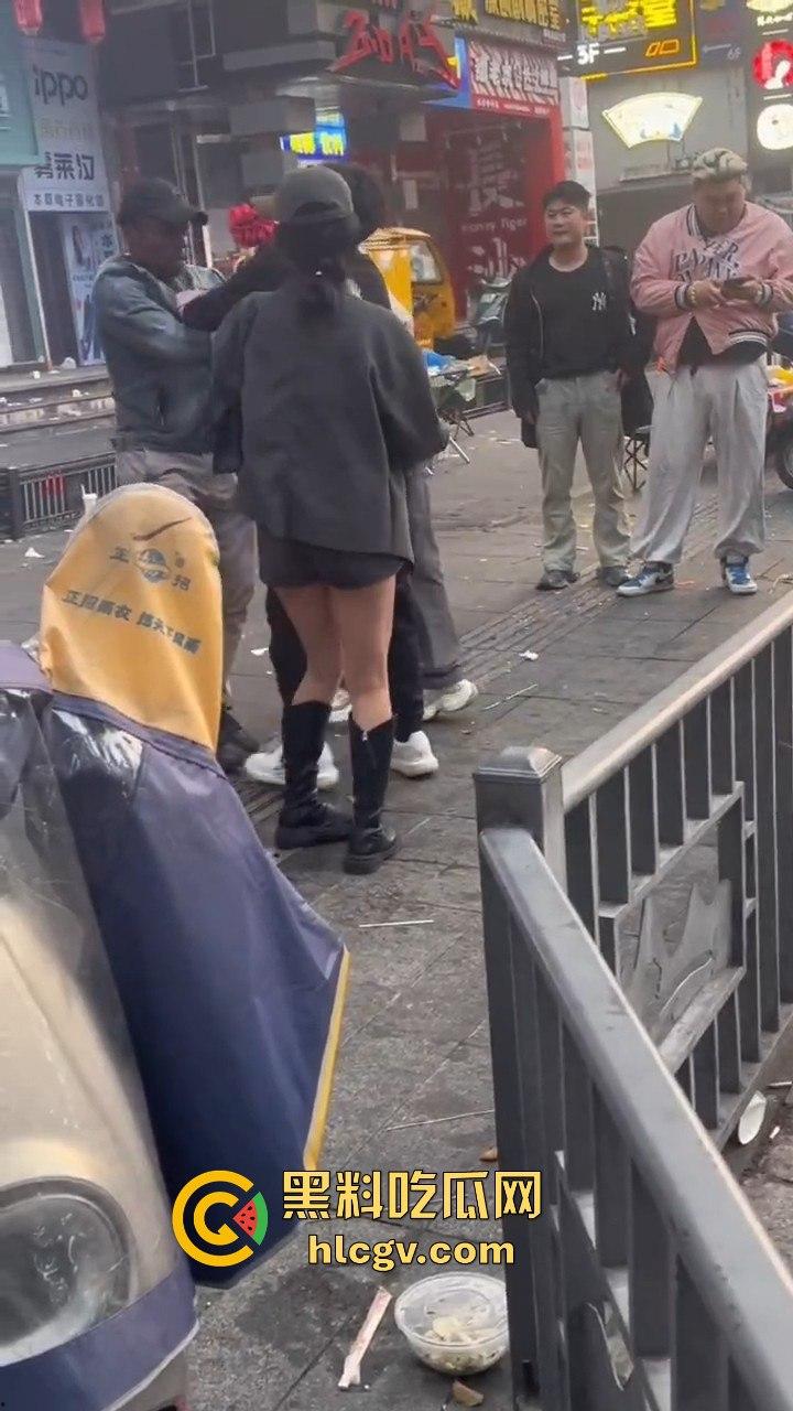 长沙黑皮蛋调戏妇女被当场抓获!以为在中国就能为所欲为,结果翻车了!-1