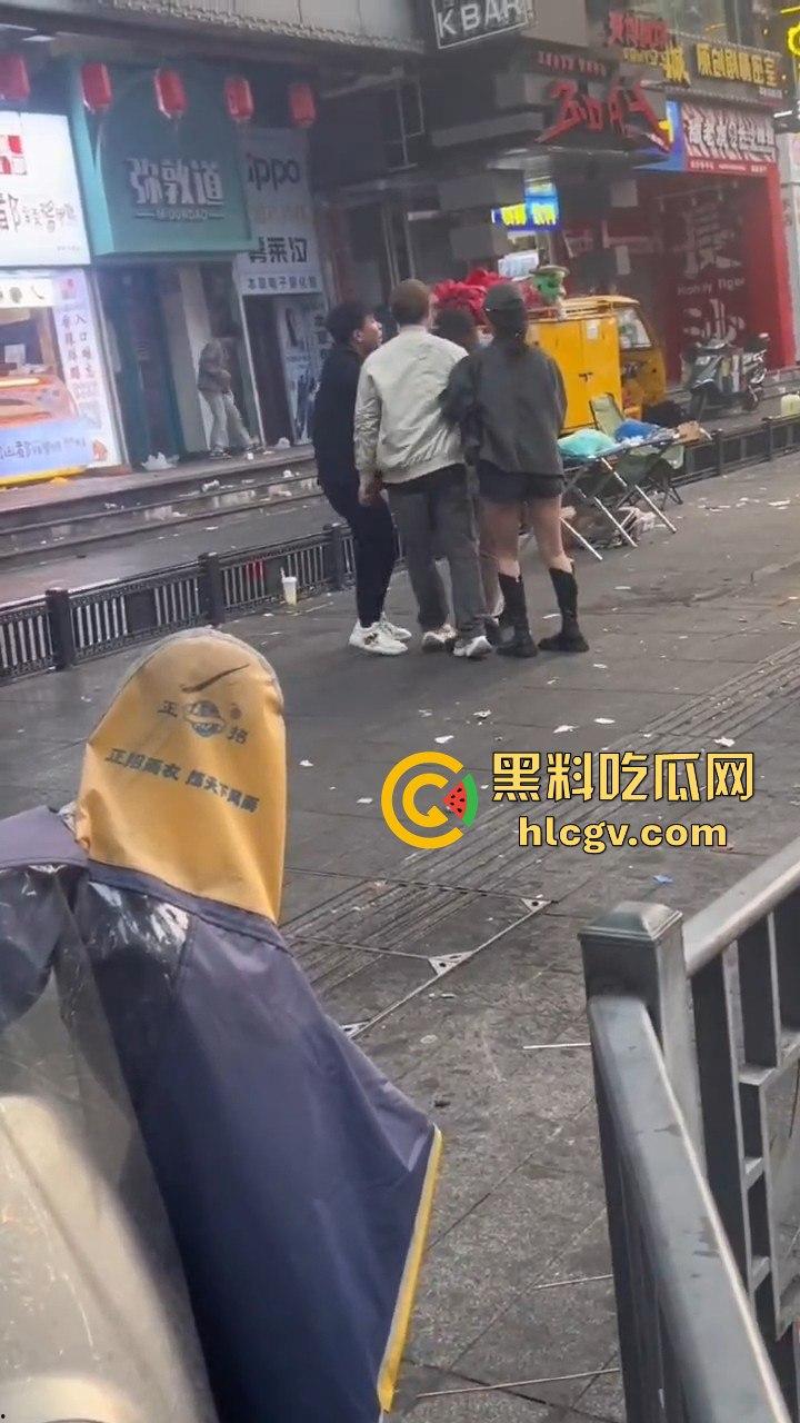 长沙黑皮蛋调戏妇女被当场抓获!以为在中国就能为所欲为,结果翻车了!-2
