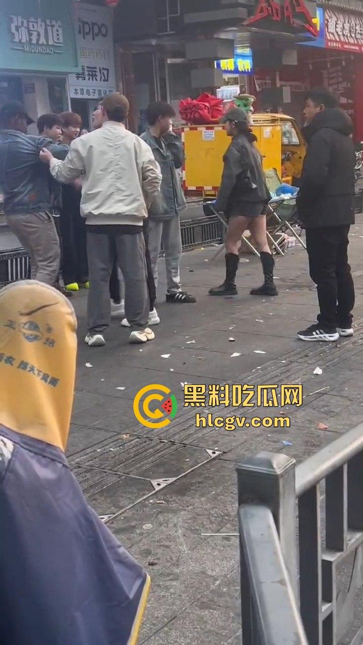 长沙黑皮蛋调戏妇女被当场抓获!以为在中国就能为所欲为,结果翻车了!-4