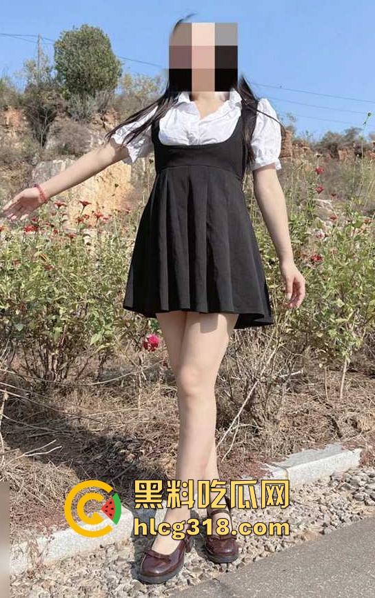 带着清纯妹妹外出公园野战,趁着没人扒下内裤,后入抽插白嫩翘臀,想上位骑乘差点被发现。-2