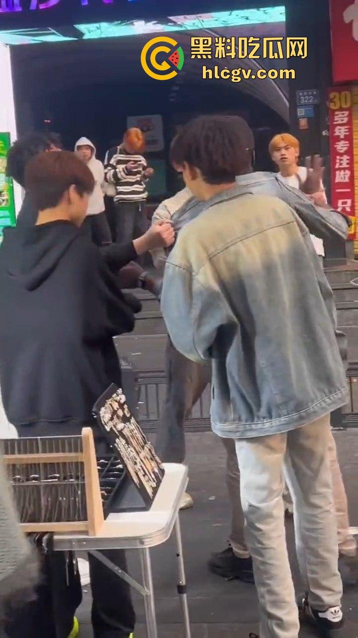 长沙黑皮蛋调戏妇女被当场抓获!以为在中国就能为所欲为,结果翻车了!-5