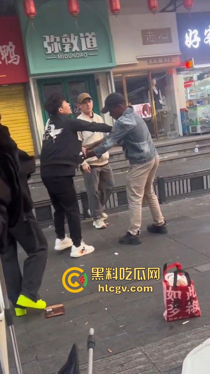 长沙黑皮蛋调戏妇女被当场抓获!以为在中国就能为所欲为,结果翻车了!-8