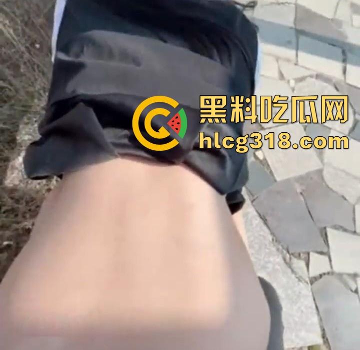 带着清纯妹妹外出公园野战,趁着没人扒下内裤,后入抽插白嫩翘臀,想上位骑乘差点被发现。-6