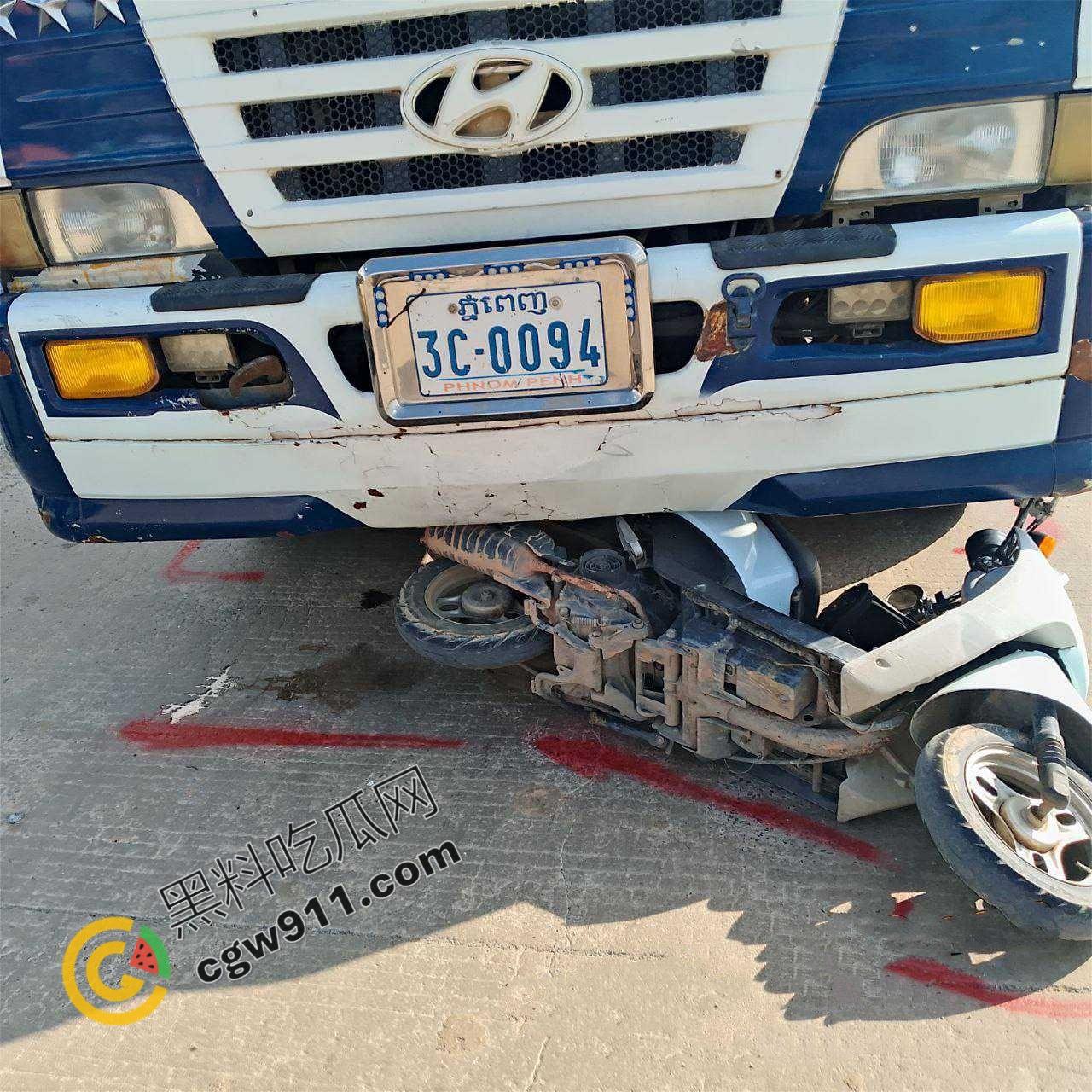 惨烈车祸现场，精神小伙骑车飙出火葬场悲剧！鲜血肠子满地，围观群众震惊想吐，惨不忍睹！