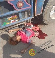 惨烈车祸现场,精神小伙骑车飙出火葬场悲剧!鲜血肠子满地,围观群众震惊想吐,惨不忍睹!-5