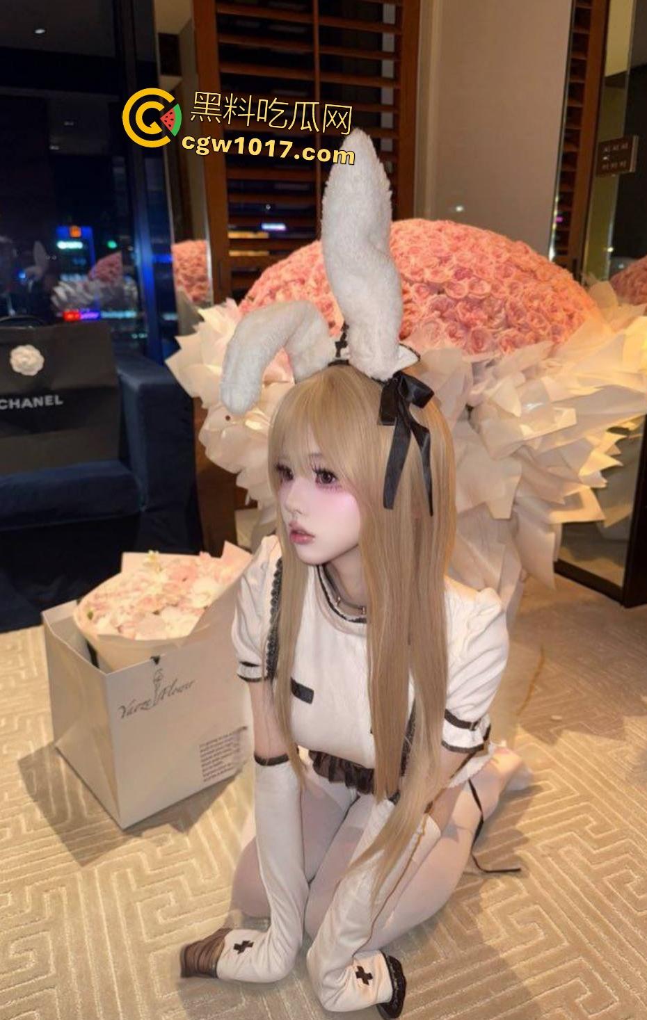 高中生俏皮学生妹可爱变骚母狗，戴假眼镜装清纯，金主胯下狂舔鸡巴上位骑乘，舔精只为染头发，这得有多穷啊！