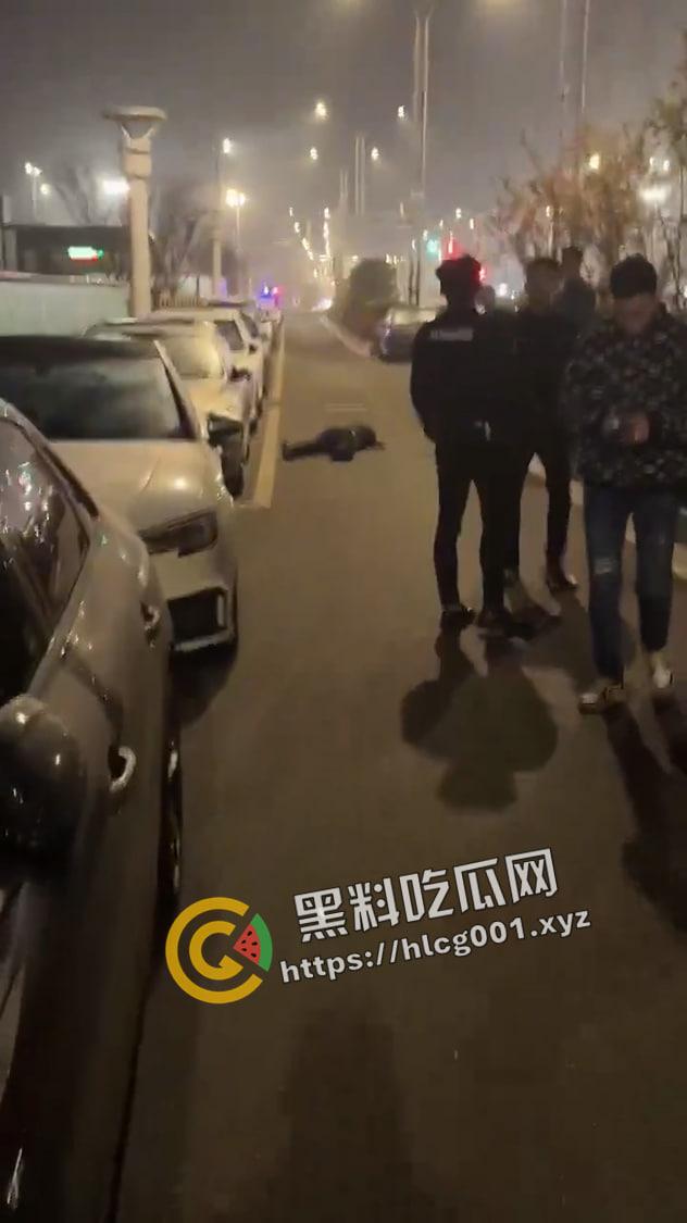 苏州tnt酒吧门口枪杀案 刀枪并用 手都给砍掉了 现场画面流出 以后喝酒都要要穿防弹服了-4