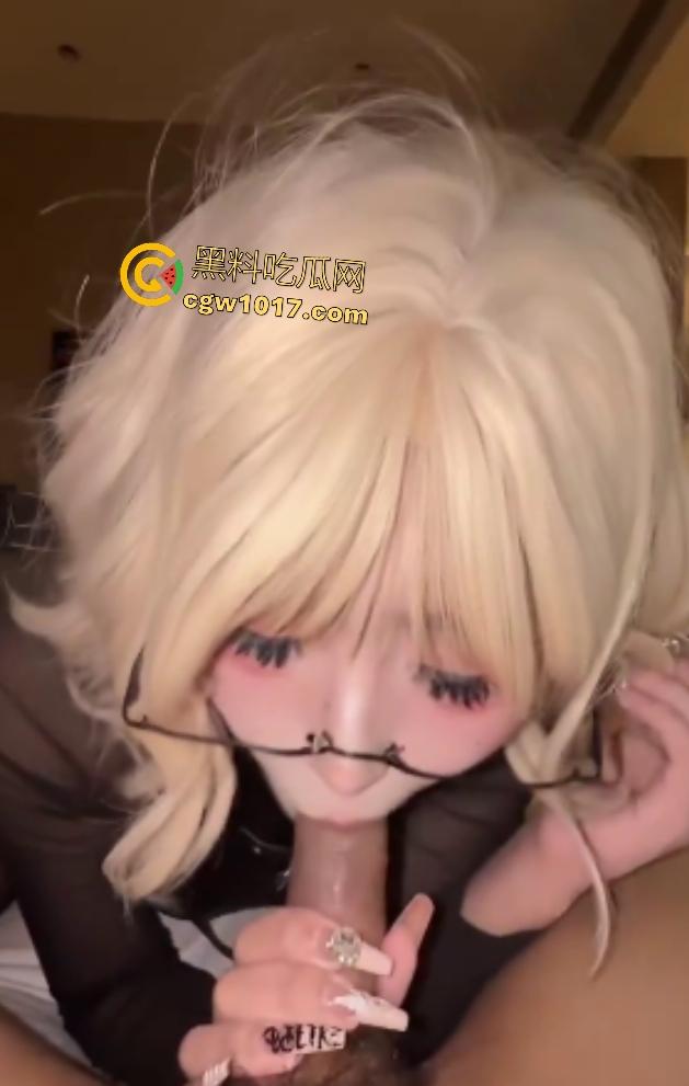 高中生俏皮学生妹可爱变骚母狗,戴假眼镜装清纯,金主胯下狂舔鸡巴上位骑乘,舔精只为染头发,这得有多穷啊!-5