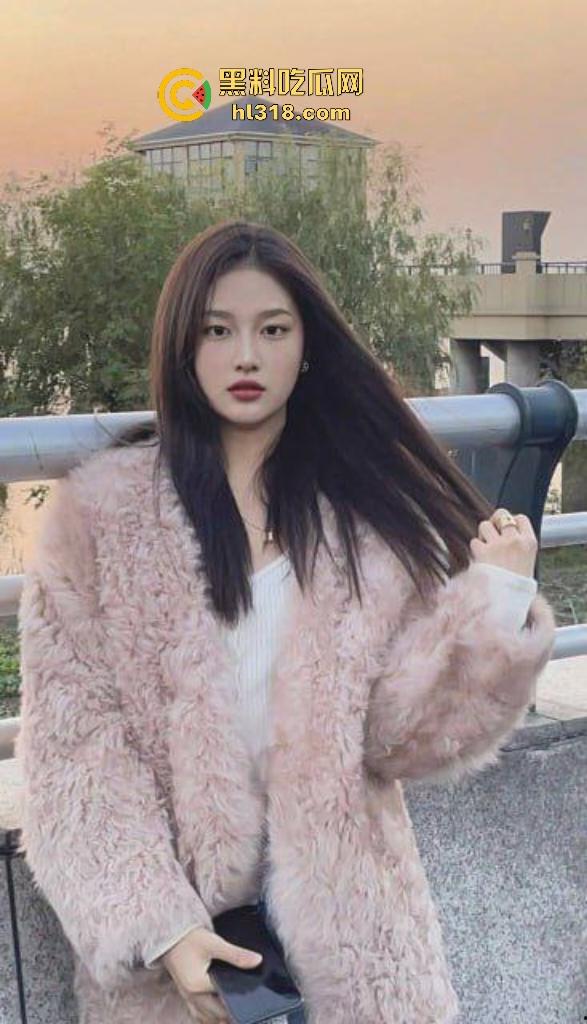 湖南清纯女大学生找金主被猛兽般抽插撕裂，肥逼淫水狂流，脸蛋美貌丝毫看不出是一个骚逼！