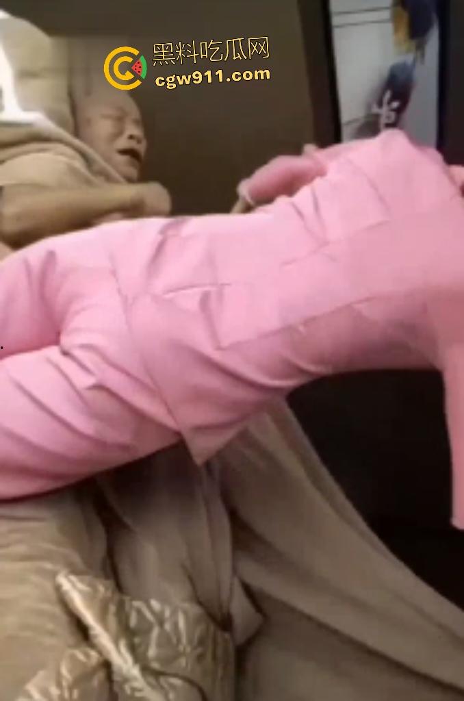 河南安阳养老院擦边丑闻!女院长短裙热舞撩老头骚姿百出,护士变身福利姬帮老头打飞机,露大奶子撩人!-2