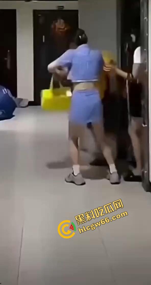 美团这宣传片是认真的吗？小哥送外卖送到黑丝裸体美女家？谁还不想干这活儿！