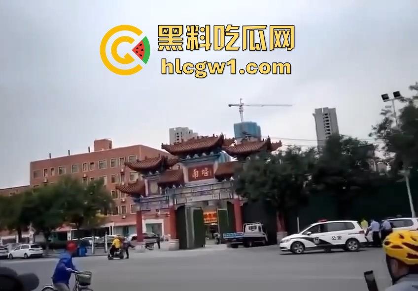 牛逼疯子硬扛警察！揭阳男子街头发疯，刀棍齐上，马路中间单挑五名公安！