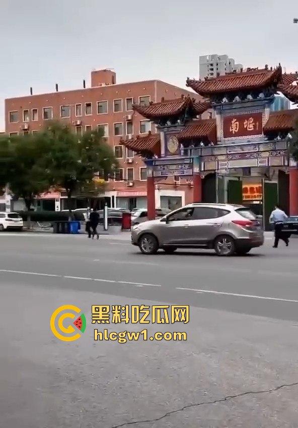 牛逼疯子硬扛警察!揭阳男子街头发疯,刀棍齐上,马路中间单挑五名公安!-8