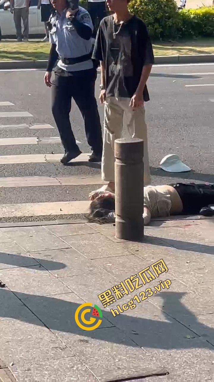 广州海珠区车祸惨烈，外卖小哥血溅当场，车子翻得都认不出来！