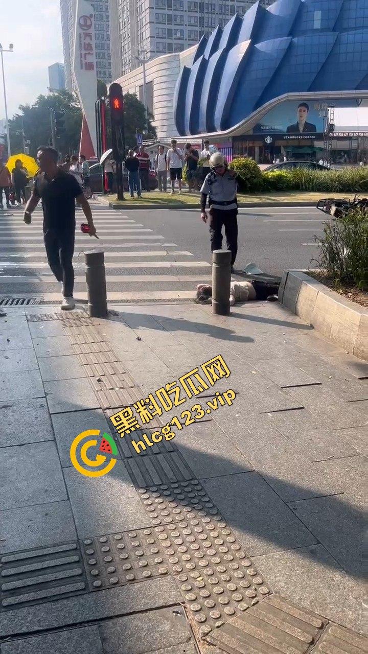 广州海珠区车祸惨烈,外卖小哥血溅当场,车子翻得都认不出来!-9