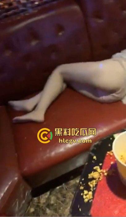 KTV陪酒小妹被灌醉多人轮流操,屁眼外翻像垃圾一样被扔地上!800块的小妹就被玩成这样真TM变态!-2