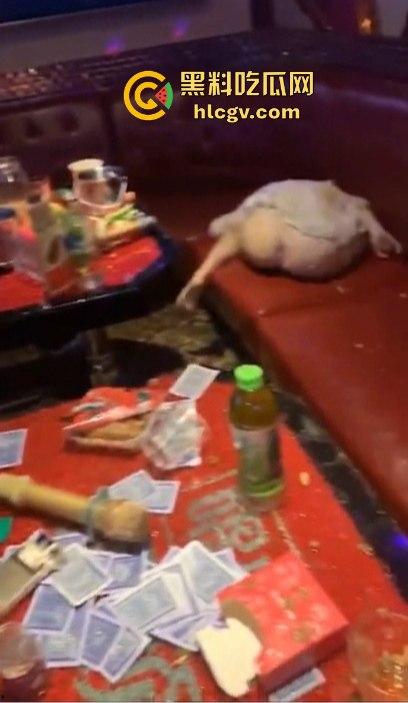 KTV陪酒小妹被灌醉多人轮流操,屁眼外翻像垃圾一样被扔地上!800块的小妹就被玩成这样真TM变态!-4