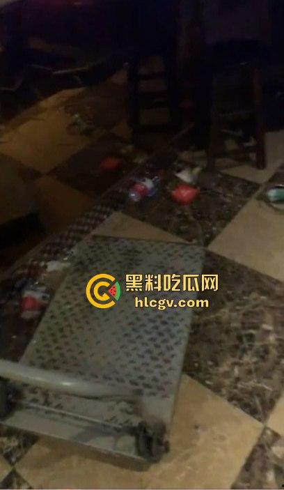 KTV陪酒小妹被灌醉多人轮流操,屁眼外翻像垃圾一样被扔地上!800块的小妹就被玩成这样真TM变态!-7