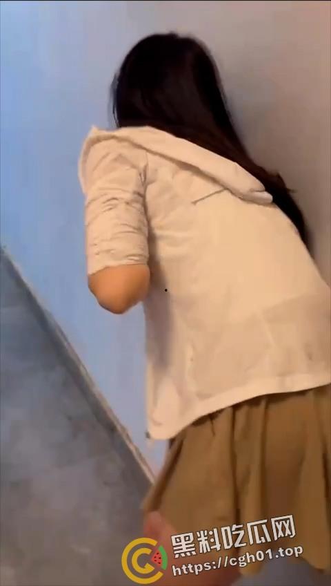 虐胸纯享版!拖鞋打胸 越打越红 小姐姐撕心裂肺的叫声 这乳腺都要打烂了吧-2