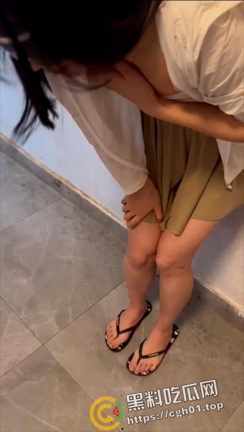 虐胸纯享版!拖鞋打胸 越打越红 小姐姐撕心裂肺的叫声 这乳腺都要打烂了吧-7