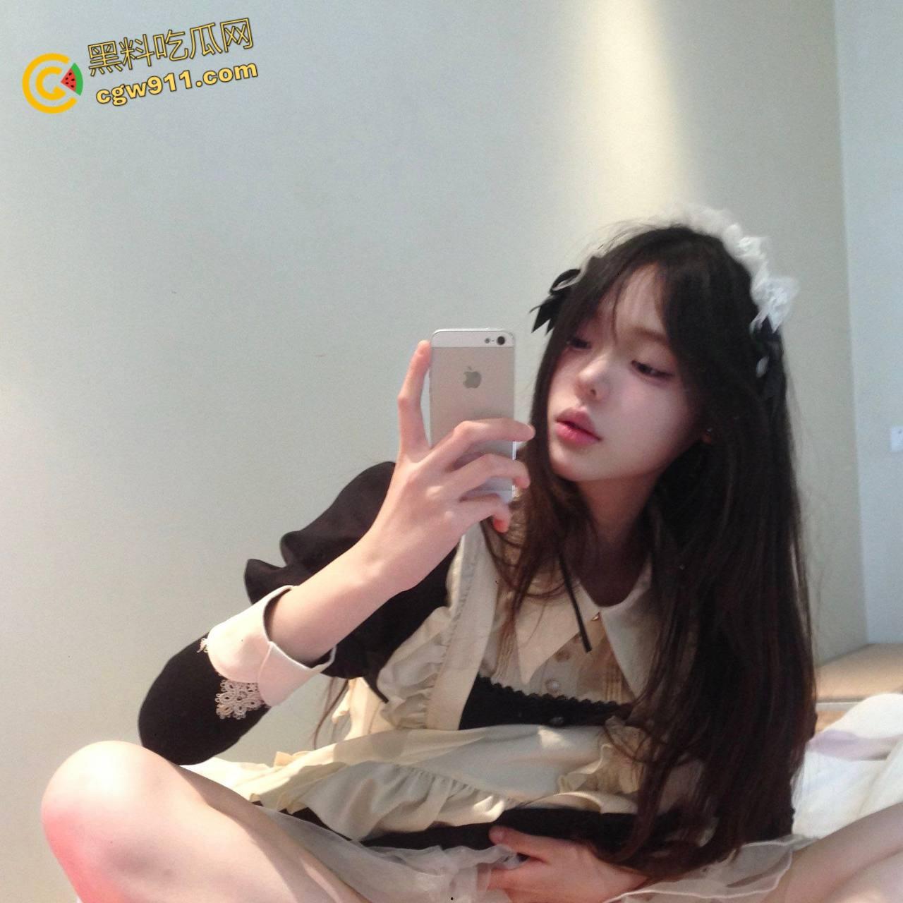 高人气清纯女神【小小绘】，白虎美乳大长腿，清纯少女瞬间化身骚母狗，极品身材堪称完美炮架！