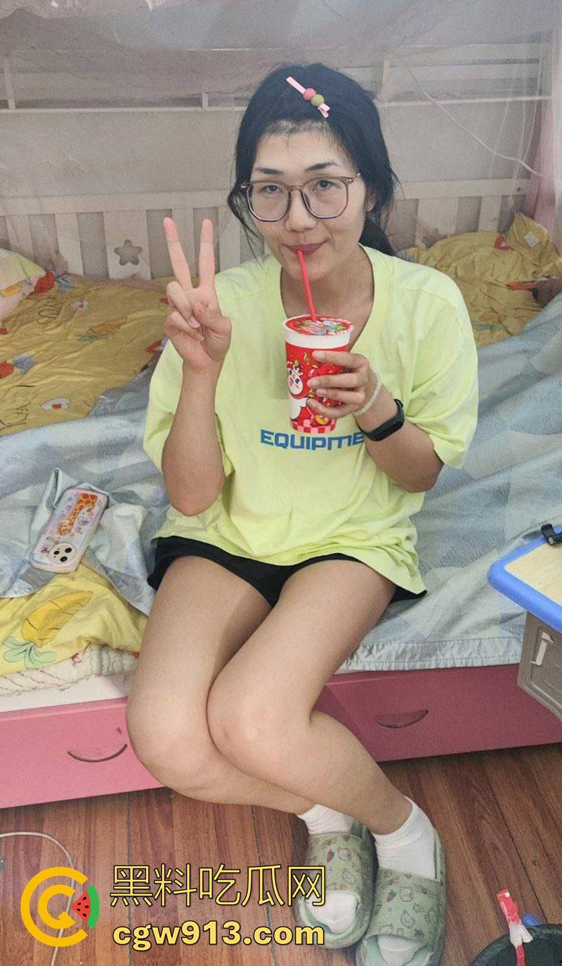 大哥投稿长腿眼镜厂妹，果然十个眼镜九个骚，竟背着偷偷约炮，被大哥发现偷情自拍，一怒之下将其曝光！