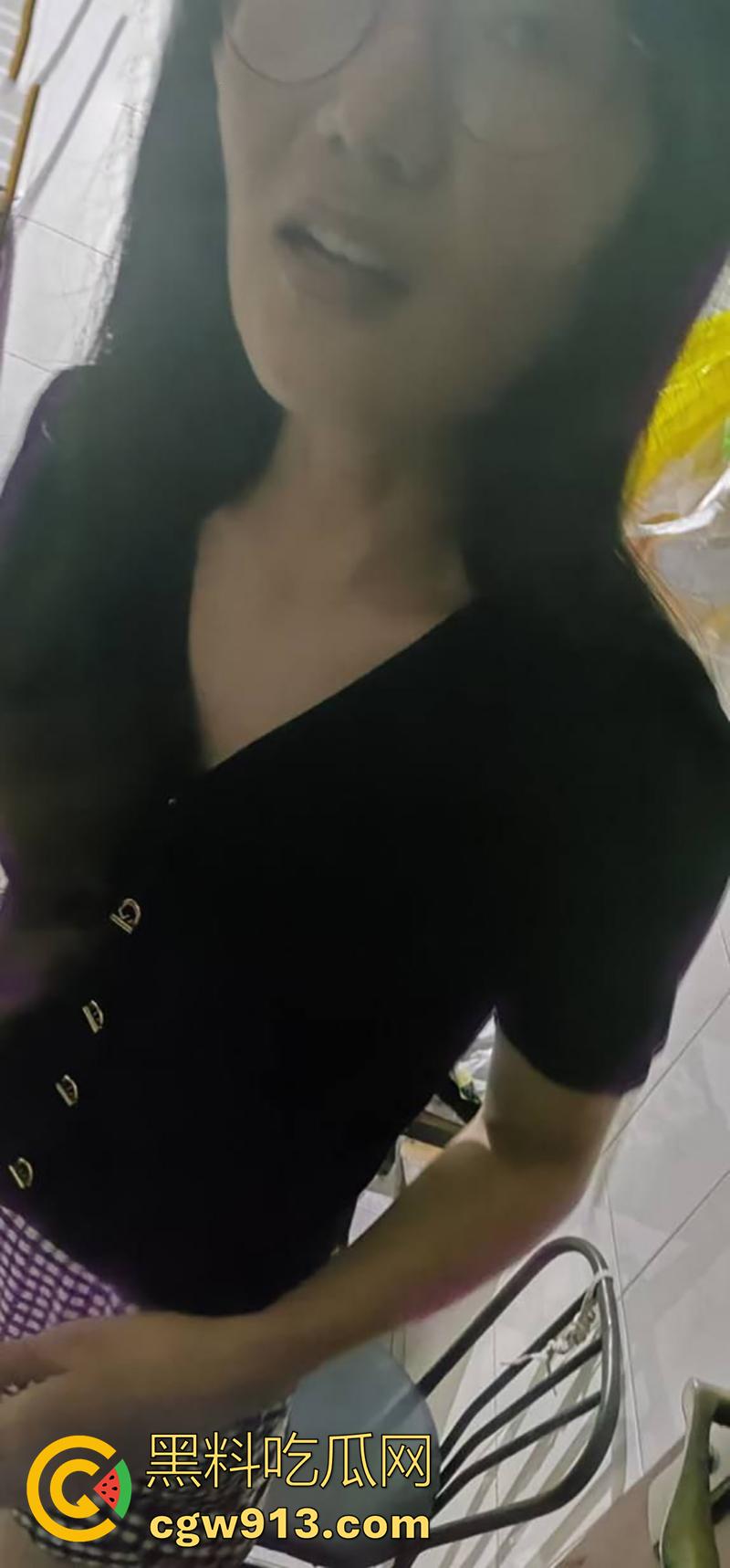 大哥投稿长腿眼镜厂妹，果然十个眼镜九个骚，竟背着偷偷约炮，被大哥发现偷情自拍，一怒之下将其曝光！-3