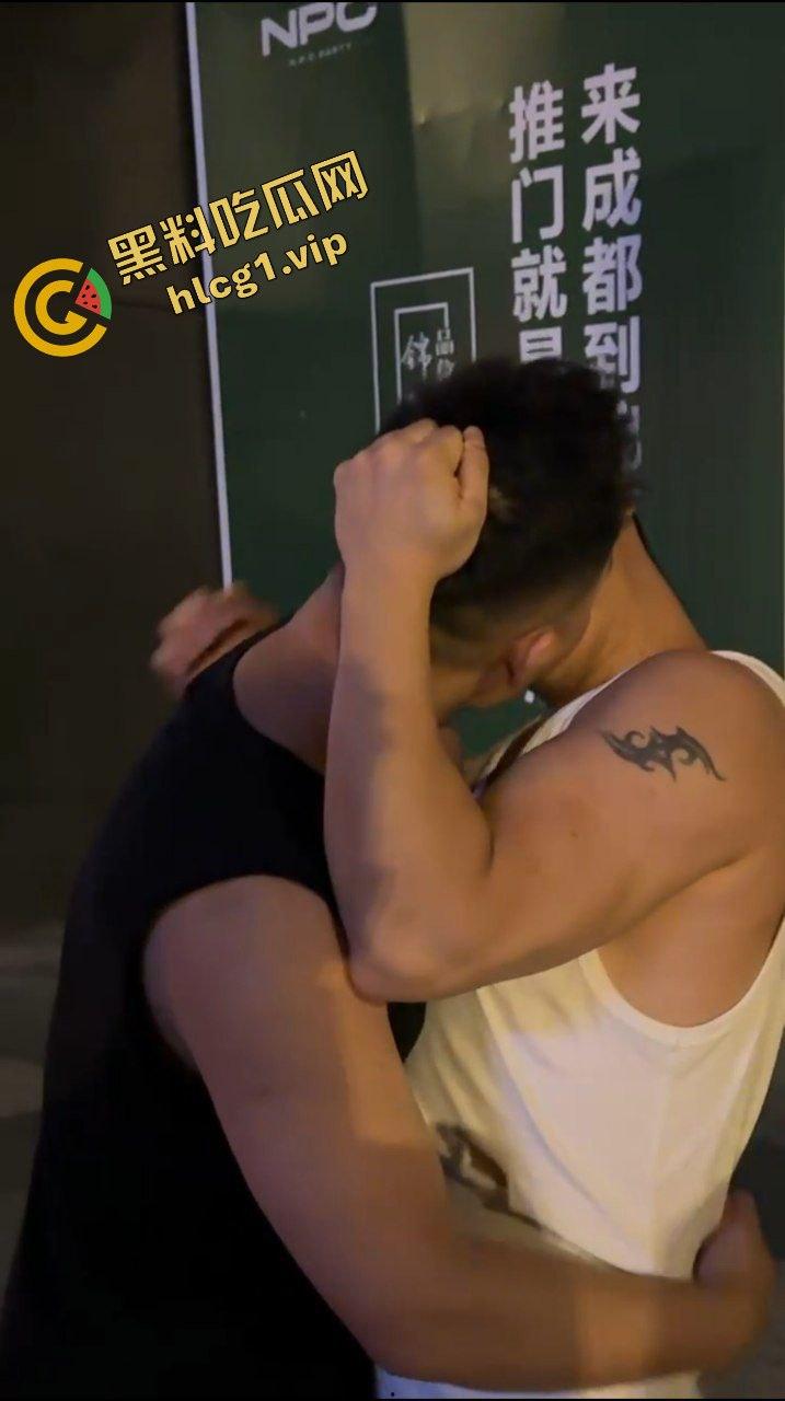成都同性恋 疯癫男同!偷吃玩弄对方对象 打架后又亲嘴 逆天操作!-10