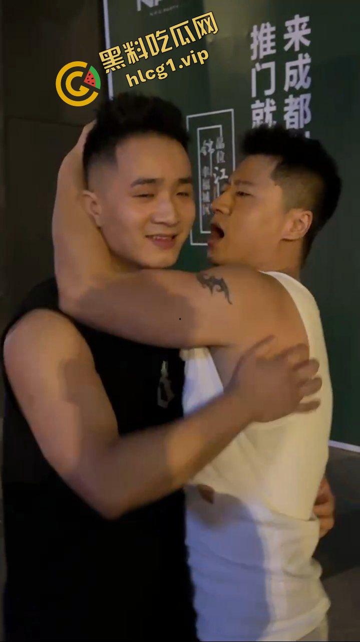 成都同性恋 疯癫男同!偷吃玩弄对方对象 打架后又亲嘴 逆天操作!-11