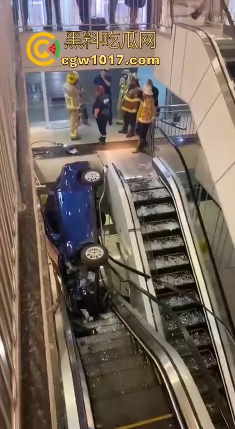 不是我一开始真以为在拍电影呢！女司机驾驶车辆失控冲入商场，撞到自动扶梯后停下，堪称恐怖大片！