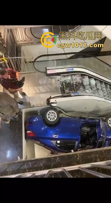 不是我一开始真以为在拍电影呢!女司机驾驶车辆失控冲入商场,撞到自动扶梯后停下,堪称恐怖大片!-3