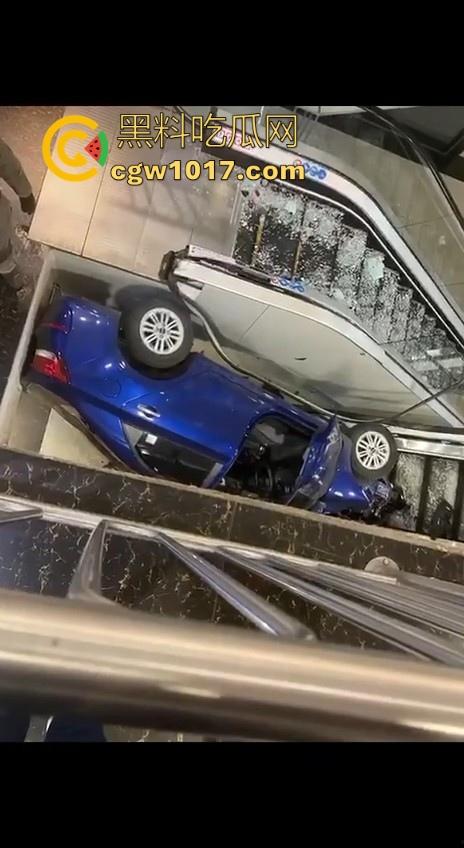 不是我一开始真以为在拍电影呢!女司机驾驶车辆失控冲入商场,撞到自动扶梯后停下,堪称恐怖大片!-4