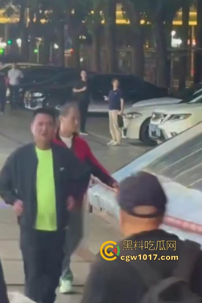 11月17日晚广东珠海拱北火车站突发持刀伤人事件,男子随机追砍路人多人受伤,保安联合警方制服嫌疑人!-2