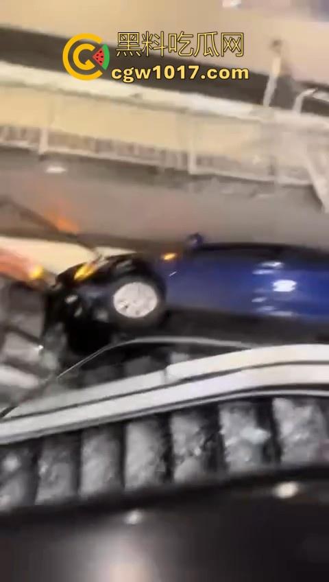 不是我一开始真以为在拍电影呢!女司机驾驶车辆失控冲入商场,撞到自动扶梯后停下,堪称恐怖大片!-5