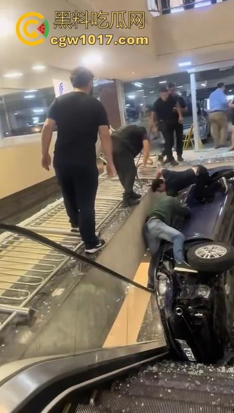 不是我一开始真以为在拍电影呢!女司机驾驶车辆失控冲入商场,撞到自动扶梯后停下,堪称恐怖大片!-6