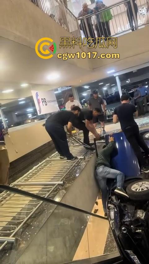 不是我一开始真以为在拍电影呢!女司机驾驶车辆失控冲入商场,撞到自动扶梯后停下,堪称恐怖大片!-7