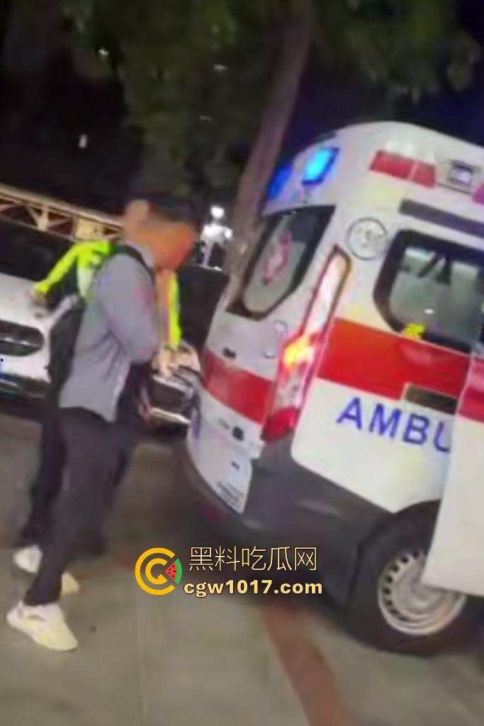 11月17日晚广东珠海拱北火车站突发持刀伤人事件,男子随机追砍路人多人受伤,保安联合警方制服嫌疑人!-7