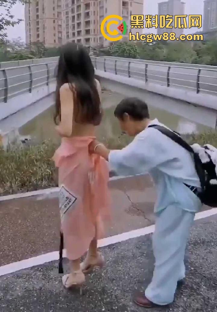 广西都市丽人【林依玲】裸体在公园穿高跟鞋遛弯 遇老太太好心提醒要穿衣保暖还给披上衣服-7