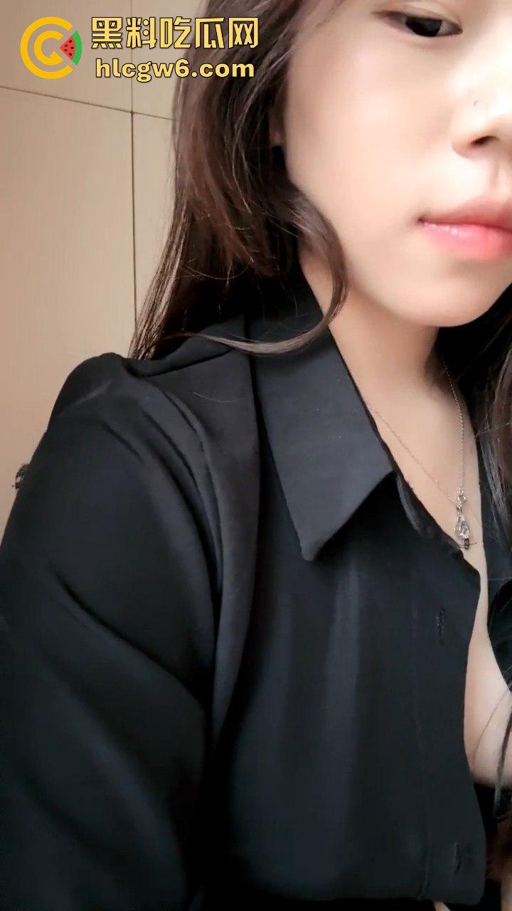 校花的秘密直播，南宁信息技师学院童颜巨乳网名【水煮鱼】在线表演，娇俏颜值配满屏魅力，互动满分炸翻全场！