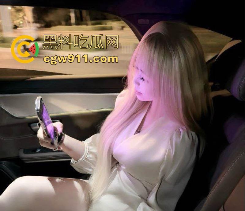 黑龙江极品骚鸡【李泽怡】性爱视频曝光，大奶金日常骑乘喂奶，圆润翘臀被后入猛干，翘臀圆润曲线勾魂！