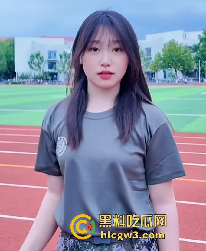 清华美院美女疑似下海,推特大尺度视频曝光,露出诱惑动作堪比专业网黄,学霸就是厉害!-2