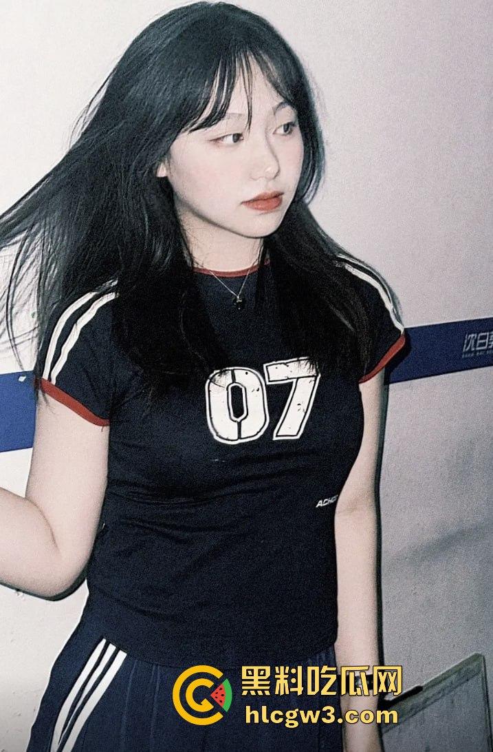 清华美院美女疑似下海,推特大尺度视频曝光,露出诱惑动作堪比专业网黄,学霸就是厉害!-4