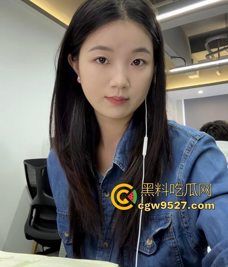 约炮极品顺德少妇【林薇薇】深喉口爆吞精，湿漉漉的嫩穴被猛插，玩具铃铛插屁眼，无套后入淫叫不停！