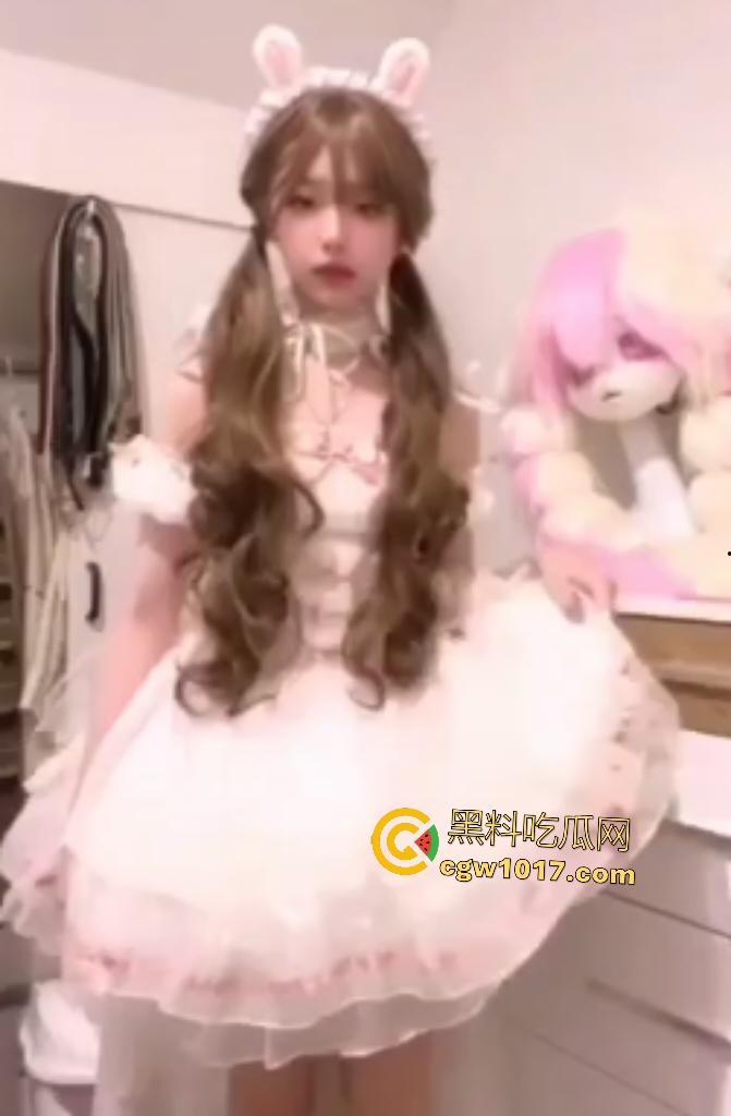 JK萝莉【阳雯倩】正要出门突然接到主人任务，视频自慰插逼，裙子脱光嘴咬内裤比耶，假阴茎狂插直达高潮！