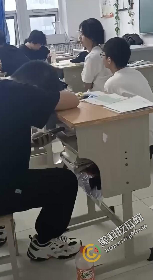 狗男女！教室当着这么多人竟然干起来了？！