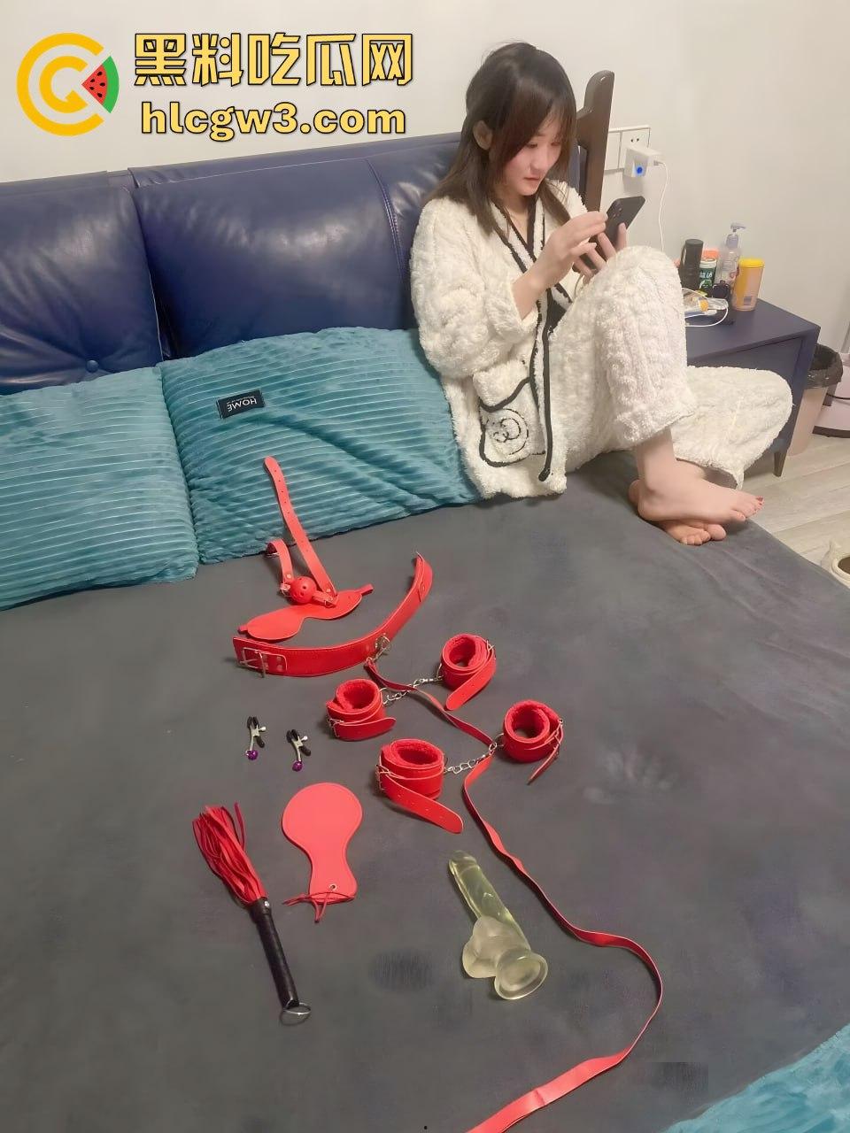 六合老公亲自带反差婊老婆去和单男3P玩SM调教 极品嫩逼轮肏 刺激画面视频流出!-8