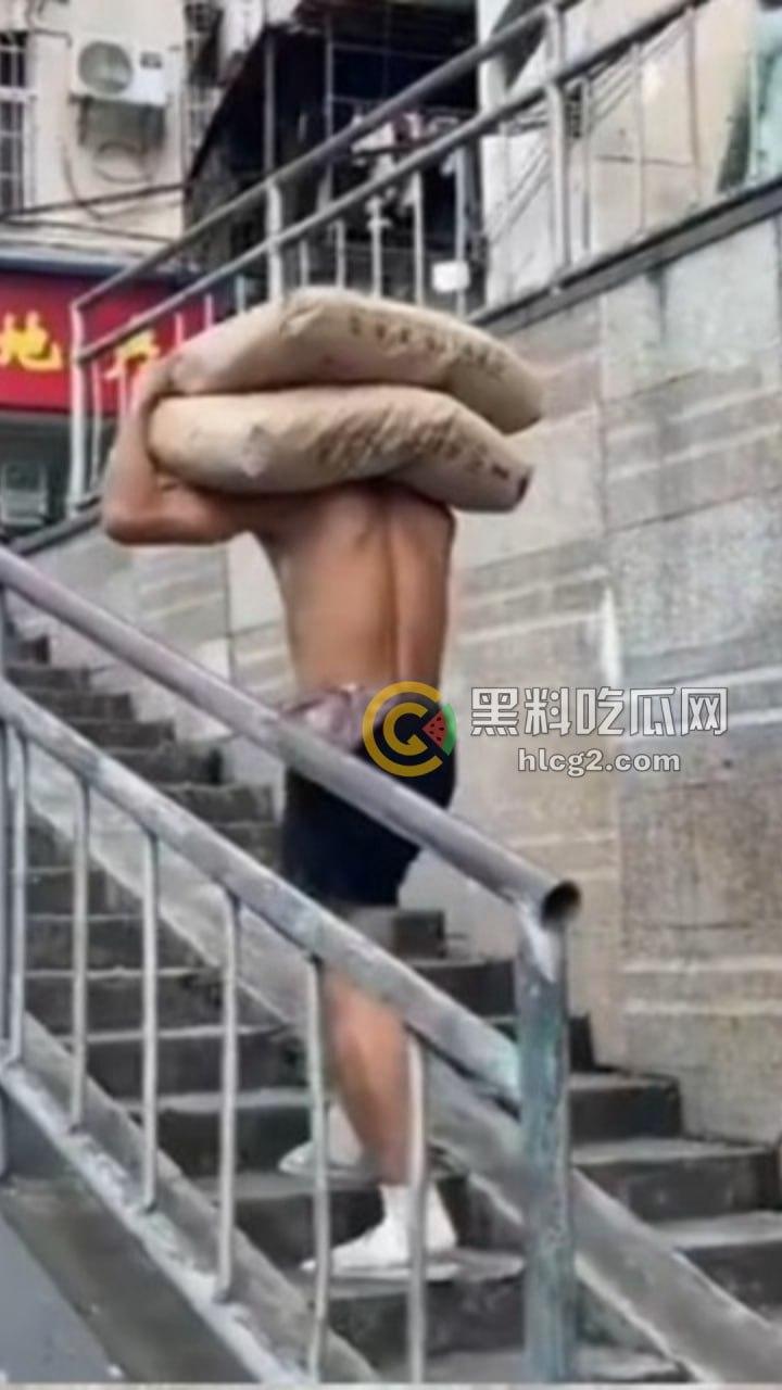 35岁小伙靠扛楼一天赚1000多,短短一年多攒下40万,赚钱秘密曝光!-1