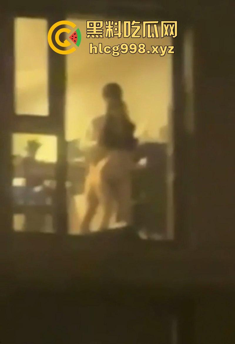 英国利兹vita留学生爆瓜火遍小红书!情侣不拉窗帘激情啪啪被全球直播!-9