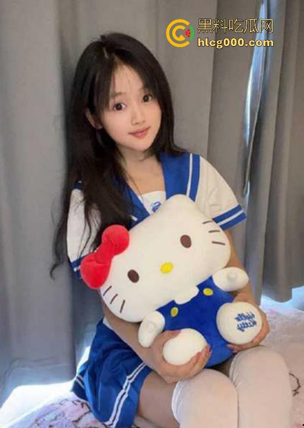 海角乱伦，萝莉少女主动献身，跪地勾魂浪叫扣人心弦 ，红唇轻唤“爸爸”，透着挑逗欲火！